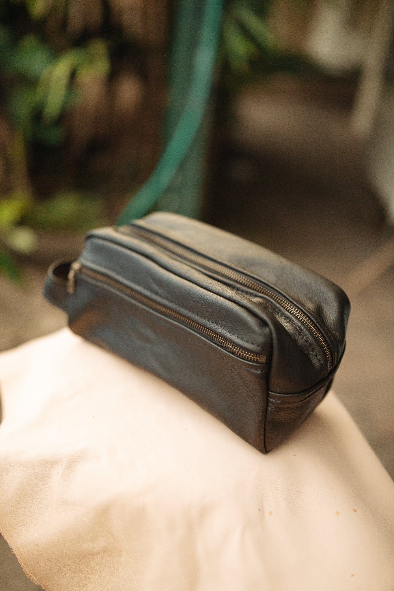 Men's leather best sale toiletry bag australia